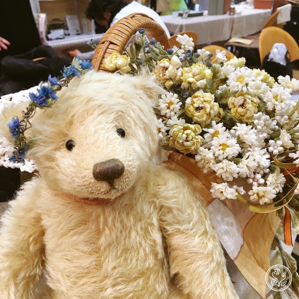 黄白い花を添えたテディベアの講師作品