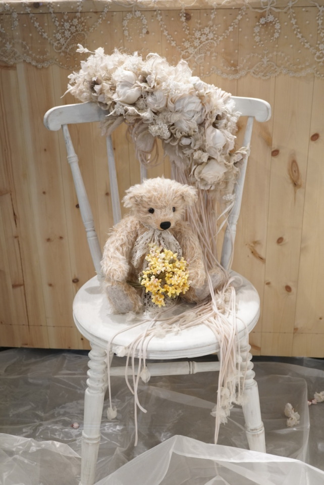 テディベアに添えた布花の講師作品